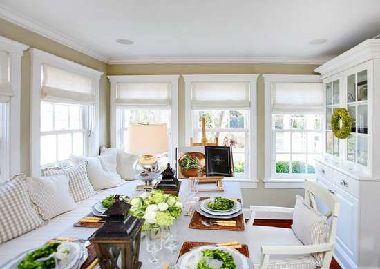 Window and wall crown moulding in dining room